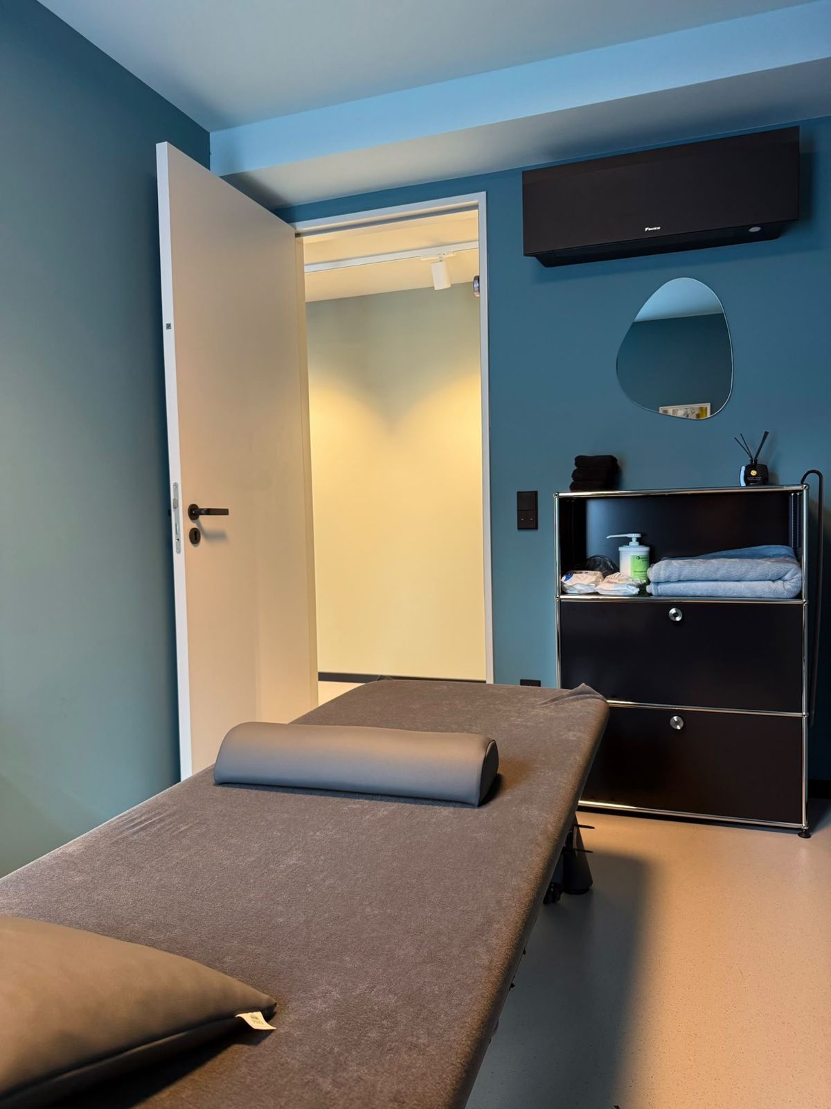 Behandlungsraum der PhysioNova Physiotherapie Frankfurt mit Therapieliege